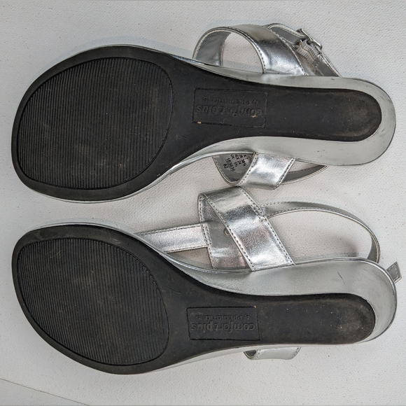 Comfort Plus by Predictions Women's Sandals Sz 7 Silver Low Heeled Buckle Strap - Picture 9 of 11